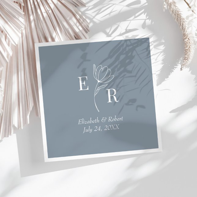 Guardanapo De Papel Dusty Blue Floral Monogramas Casamento (Dusty Blue Floral Monogram Wedding Napkins on a sunny white table.)