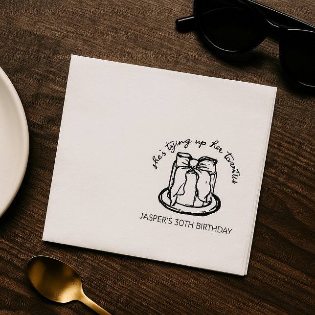 Guardanapo De Papel Ela está amarrando seu Arco de vinte anos. (Criador carregado)