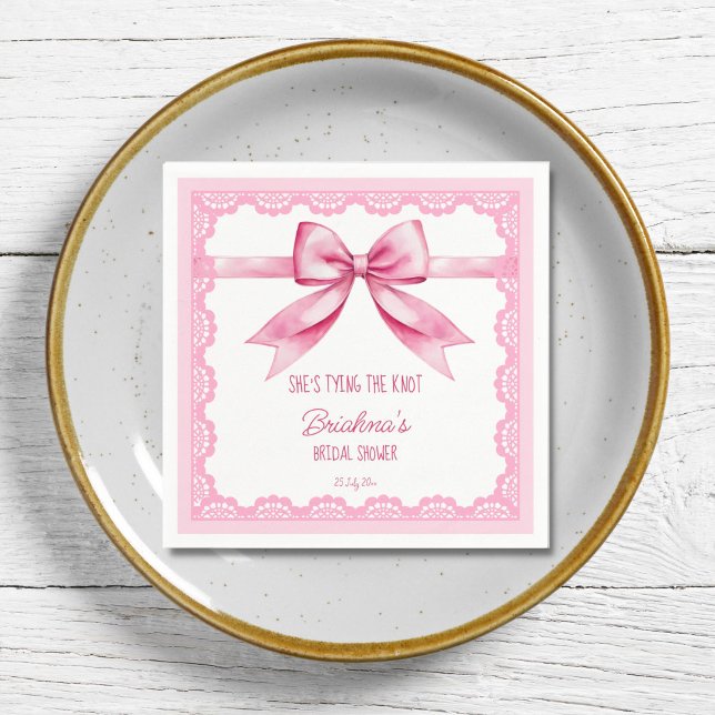 Guardanapo De Papel Ela está dando o nó em chuveiro de noiva impresso (She's tying the knot pink bow retro lace bridal shower printed napkins template personalized decor)