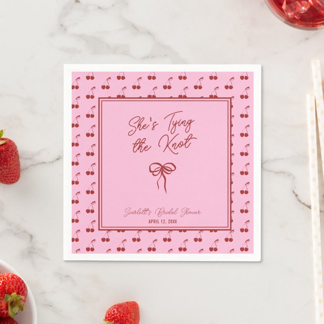 Guardanapo De Papel Ela Está Fazendo o Nó Coquetel para Chá de Noiva C (Add a cheerful touch with these custom "She's Tying the Knot" bridal shower cocktail napkins)