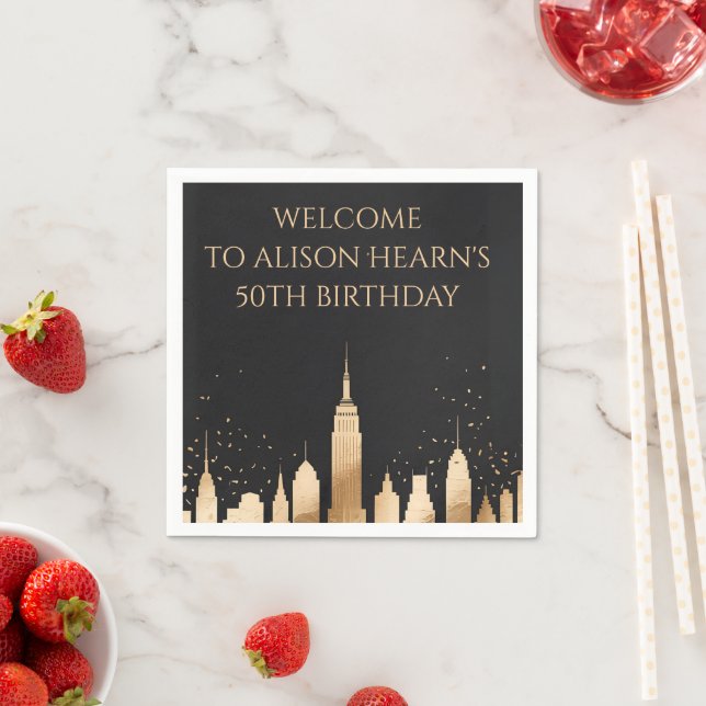 Guardanapo De Papel Elegant Gold NYC Skyline Birthday Welcome Napkin (Insitu)