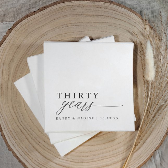 Guardanapo De Papel Elegante Aniversário Moderno Simples Elegante (Elegant simple wedding anniversary cocktail napkins - personalized with names and wedding date.)