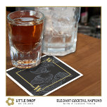 Guardanapo De Papel Elegante Preto Cinza Paisley Festa Coquetel<br><div class="desc">Eleve seu evento com esses guardanapos de cocktail requintados que apresentam um padrão paisley preto e cinza atemporal acentuado com um emblema dourado elegante. Adicione um toque de classe a uma despedida de solteiro, evento corporativo, noite de jogos ou jogo de pôquer. Esses guardanapos de estilo masculino são personalizáveis, permitindo...</div>