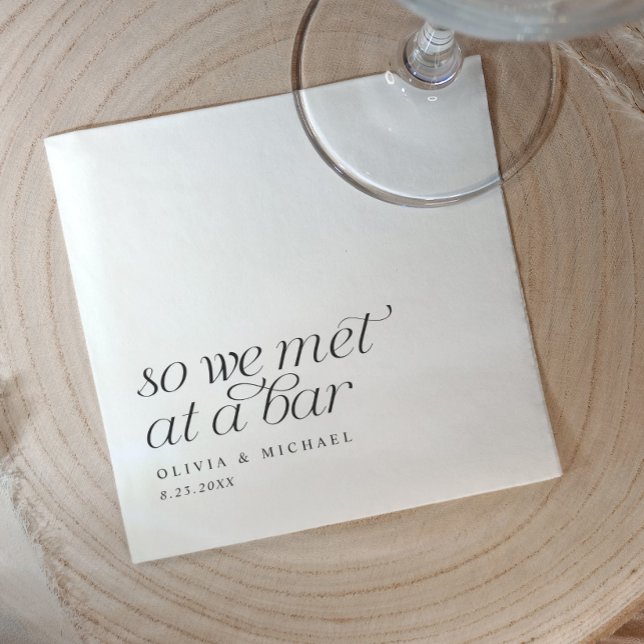 Guardanapo De Papel Encontrámo-nos num Bar Simples Casamento Moderno (So we met at a bar personalized cocktail napkins for weddings and rehearsal dinners. Elegant fun)