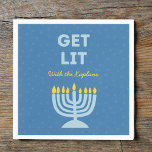 Guardanapo De Papel Engraçado "Sai", Quic Personalizou Menorah Hanukka<br><div class="desc">Adicione uma faísca festiva à sua comemoração de Hanukkah com estes bonitos guardanapos "Get Lit"! Apresentando uma ilustração ousada da menorah azul e um texto personalizável de nome de família, esses guardanapos trazem humor e personalidade para suas reuniões de feriados. A frase divertida e as cores vibrantes fazem delas uma...</div>