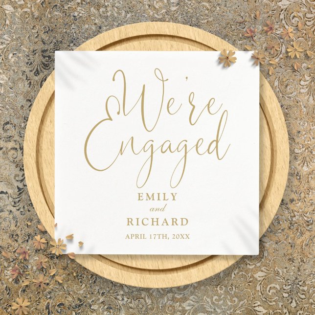 Guardanapo De Papel Estamos com a Festa de noivado Dourada de Script (We're Engaged Gold Script Engagement Party Napkins)