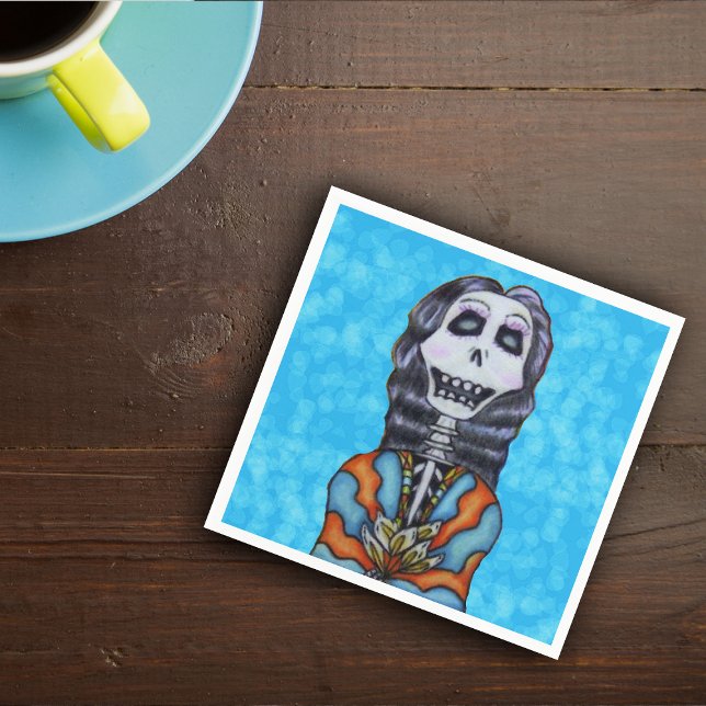 Guardanapo De Papel Feliz Dia dos Mortos do Esqueleto (Smiling Day of the Dead femal skeleton black hair orange blue cape flowers on vibrant blue napkins.)