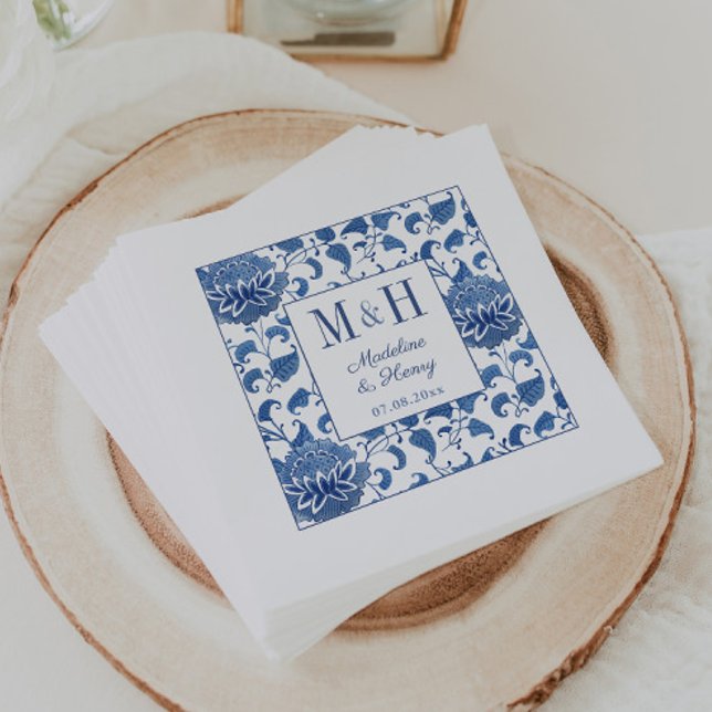 Guardanapo De Papel Festa de casamento de Monograma de Chinoiserie Azu (Blue and white monogram wedding shower napkins with Chinoiserie chic blue and white pattern)