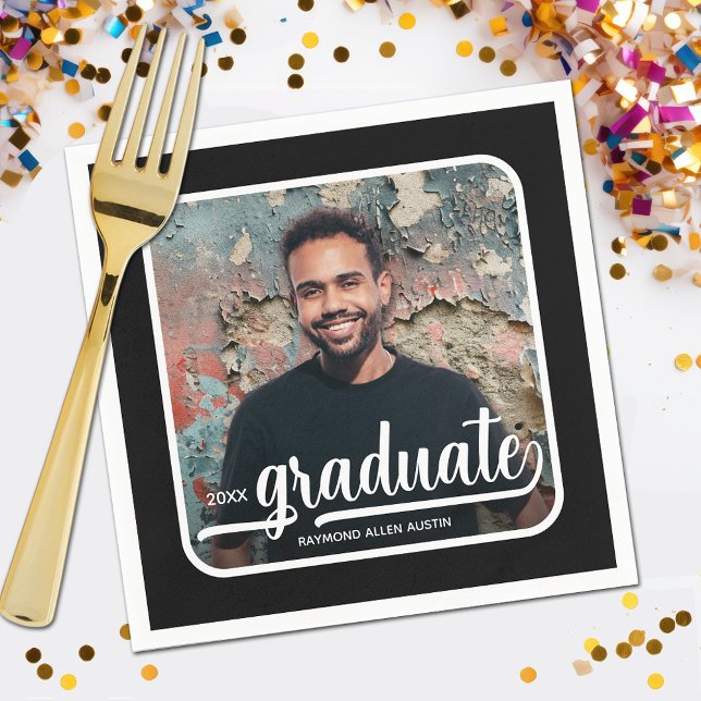 Guardanapo De Papel Festa de formatura de script de fotos em negrito d (Your photo, name, class year and "Graduate" in a cool script on black background party napkins)
