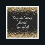 Guardanapo De Papel Festa de Formatura Personalizada Preta e Dourada<br><div class="desc">guardanapos personalizados para festa de formatura, guardanapo preto e dourado brilhante, brilho cintilante para jantar de coquetel, ensino fundamental faculdade bacharelado, celebração de formatura em enfermagem, turma de 2024 da faculdade universidade, mestrado doutorado mba cpa professor, favor serviette nome personalizado enfermeira, 2025 médico médico residente, direito advogado enfermeira prática</div>