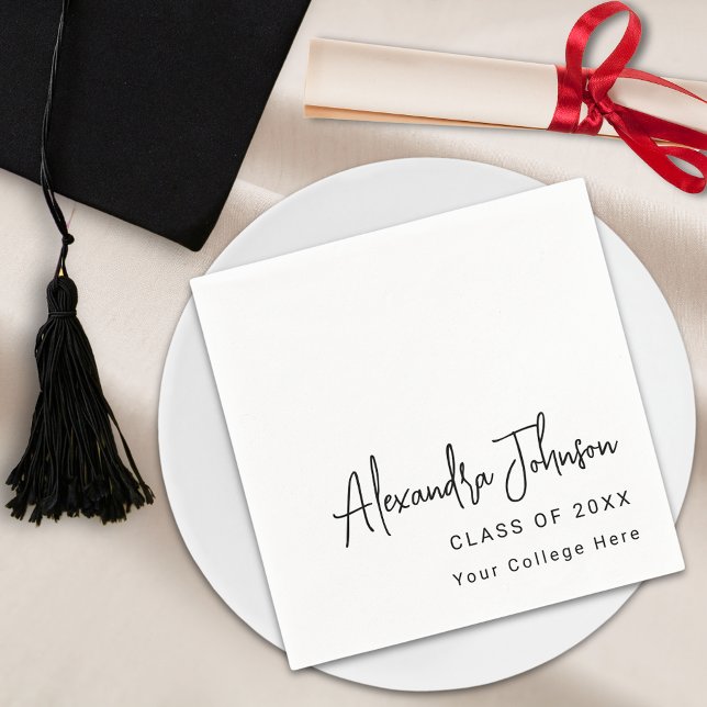 Guardanapo De Papel Festa de formatura Simples de Script Moderno (Modern trendy script graduation party napkin Minimalist simple stylish chic black and white)