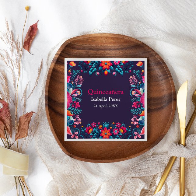 Guardanapo De Papel Floral Quinceanera Purple Mexicano Fiesta Birthday (Floral Quinceanera Purple Mexican Fiesta Birthday Napkins on a table with flowers.)