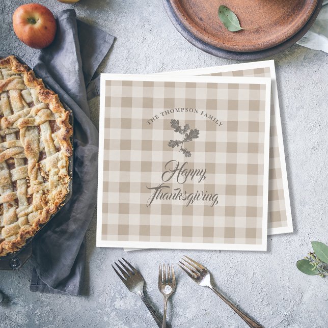 Guardanapo De Papel Folhagem de Ação de Graças deixa Xadrez castanha (Thanksgiving Gratitude Family Name Taupe Plaid Napkins)