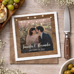 Guardanapo De Papel Foto de casamento com luzes de corda rústicas