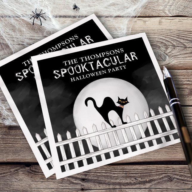 Guardanapo De Papel Gato Negra Branca de Halloween Spooktacular Spooku (Halloween spooktacular paper napkin with a whimsical black cat on a fence.)