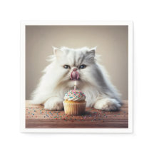 Gato Persa Licenciando um Cupcake de aniversário
