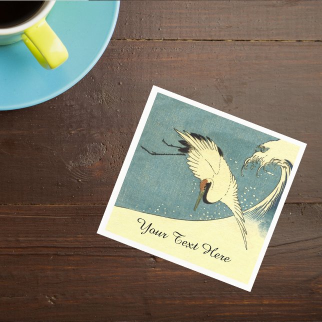 Guardanapo De Papel Grua Branca Elegante Voando sobre a Onda Oceânica (White crane bird flying over large ocean wave in blue sky on napkins.)