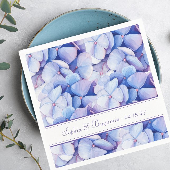 Guardanapo De Papel Hydrangea Azul e Lavanda Floral de Casamento Elega (These personalized hydrangea wedding napkins are perfect for an elegant, chic coastal garden party.)