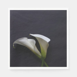Guardanapo De Papel Lírios Calla sobre fundo escuro