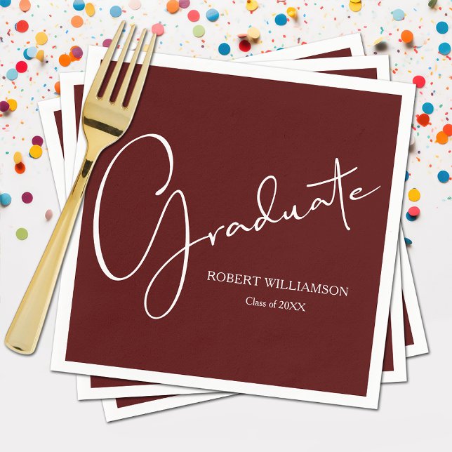 Guardanapo De Papel Marrom de Graduação de Script Moderno (Modern white script on dark maroon graduation party napkins, paper plates in our store)