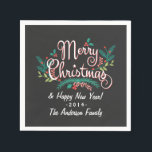 GUARDANAPO DE PAPEL MERRY CHRISTMAS CHALKBOARD HOLLY E BRANCHAS<br><div class="desc">MERRY CHRISTMAS & FELIZ ANO NOVO | Estilo de arte de quadro-negro, brilhante e colorido, estilo natalino, fraldas de papel sazonal de Natal com retrorgrafia casual escrita à mão, poucas ramificações de pinheiro de inverno e coroa de folhagem com folhas de louros e holly em vermelho, branco e verde. Personalize-o...</div>