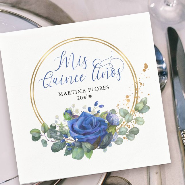 Guardanapo De Papel Mis Quince Anos Blue Rosa e Eucalyptus Party (Elegant Mis Quince Anos napkins with elegant blue rose floral arrangement in gold frame.)