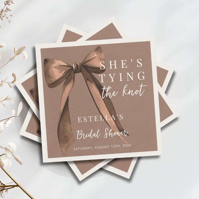 Guardanapo De Papel Mocha Brown Ela Está Amarrando O Nó Arco Chuveiro  (Criador carregado)