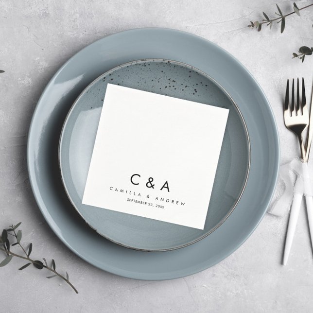 Guardanapo De Papel Monograma Simples de Casamento Preto e Branco (Simple Modern Black and White Wedding Monogram Cocktail Hour Party Napkins with Names and Date.)