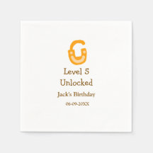 Nível 5 de aniversário feliz laranja castanho