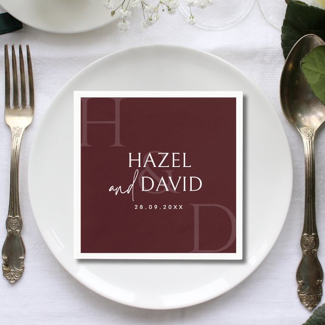 Guardanapo De Papel Noivado Minimalista com Monograma Burgundy Moderno (Modern burgundy monogram napkins add a rich, elegant touch to wedding tables.)