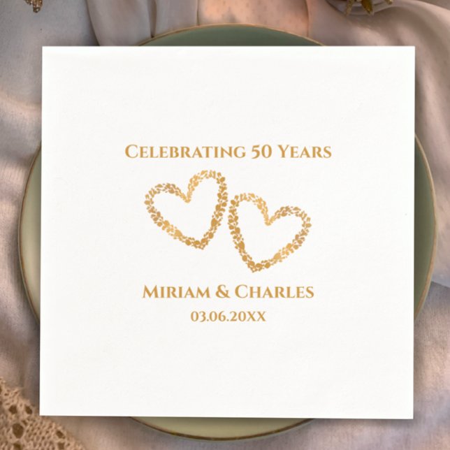 Guardanapo De Papel Ouro 50º Coração de Aniversário de Casamento Perso (Personalize these golden heart simple modern 50th wedding anniversary napkins. Stylish golden custom)