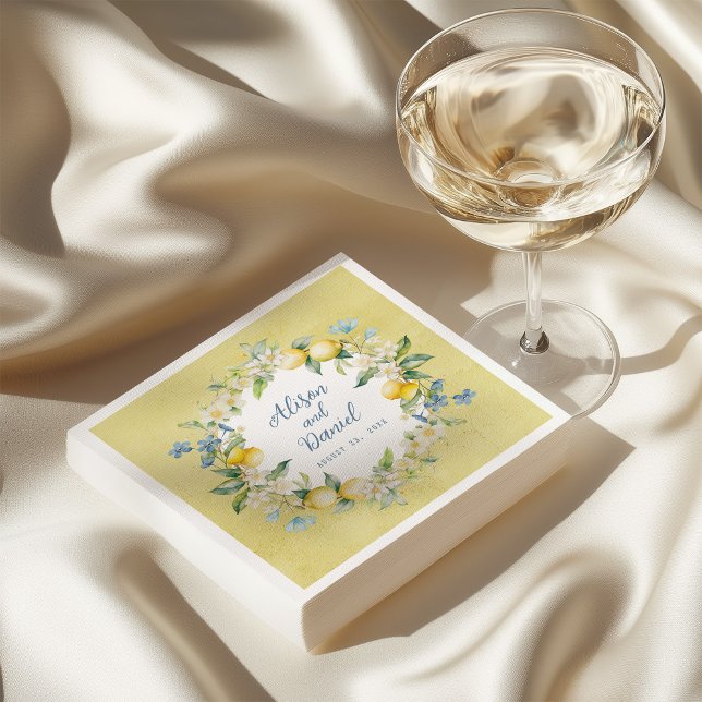 Guardanapo de papel para casamento floral de limão (Elegant yellow napkin with watercolor lemon and floral wreath, perfect for weddings and parties.)