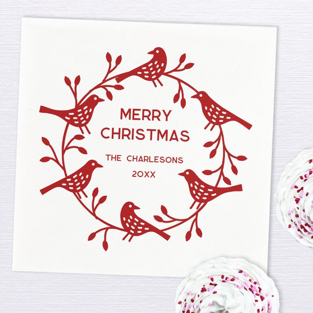 Guardanapo De Papel Pássaro Escandinavo Terra Personalizada Natal (Red Scandinavian bird wreath personalized family name date festive Merry Christmas paper napkins)