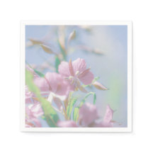 Plantas Verdes do Céu Azul Deixam Flores Roxas