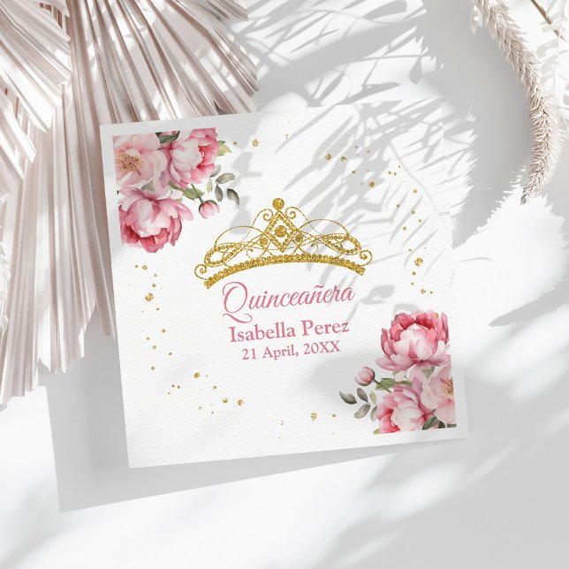 Guardanapo De Papel Quinceanera Dourada Tiara Glitter e Floral Rosa (Quinceanera Gold Tiara Glitter and Pink Floral Napkins on a sunny table with white dry flowers.)
