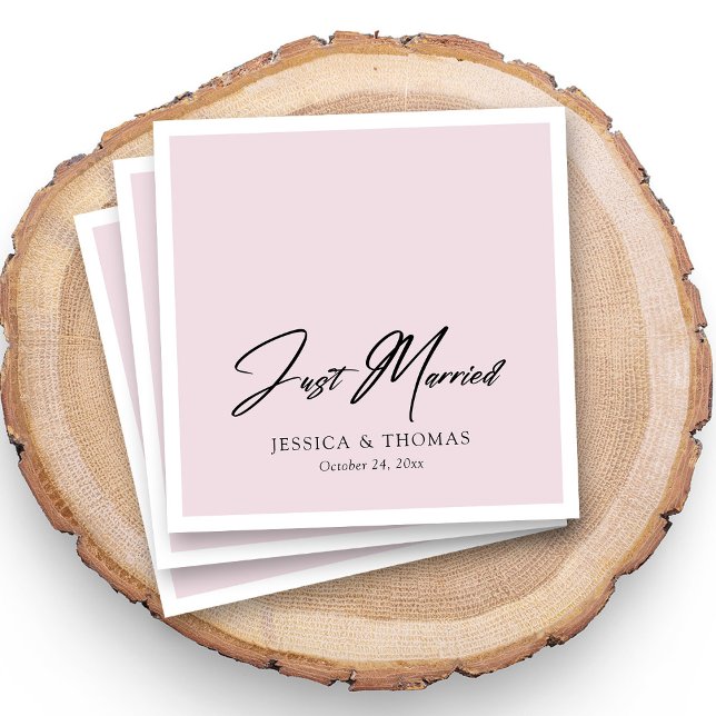 Guardanapo De Papel Recem casados personalizado com letra de casamento (Personalized Just Married napkins with the couple's names and wedding date.)