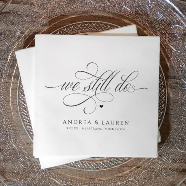 Guardanapo De Papel Renovação de Vow do Casamento Ainda Fazemos (We still do - wedding vow renewal napkins on an elegant plate.)