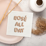 Guardanapo De Papel Rosé All Day<br><div class="desc">Os guardanapos de coquetel são perfeitos para a sua festa de coquetel ou de solteira. "Rosé All Day" é soletrado em letras rosa de balão de ouro para um olhar chic e único.</div>