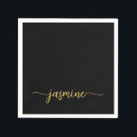 Guardanapo De Papel Rótulo Monograma Feminino Minimalista Simples Pret<br><div class="desc">Guardanapo de papel personalizado minimalista feminino simples e limpo com monograma preto e dourado. Este design apresenta seu primeiro nome em uma linda tipografia de assinatura com estilo de letra manuscrita e floreios (ou caligrafia) sobre um fundo preto e dourado. Estes são fáceis de personalizar. Ótimo para aniversário, casamento, festa...</div>