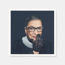 Ruth Bader Ginsburg com Luva