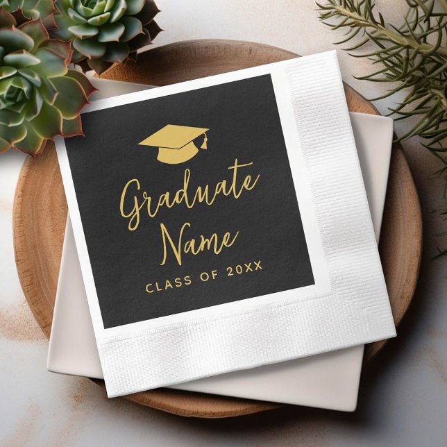 Guardanapo De Papel Script de Nome de Formando com Boné - Graduação Do (Custom Graduation Party Napkin - Modern Black and Gold Design with Grad's Name)