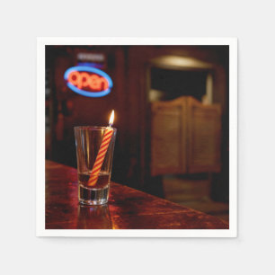 Guardanapo De Papel Vela de Aniversário em um Copo de Shot de Saloon