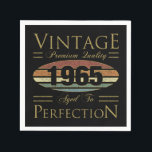 Guardanapo De Papel Vintage 1965 60th Birthday<br><div class="desc">Celebre o ano em que você estava nascer com esta ideia engraçada de presente de aniversário para qualquer um que fizesse uma etapa importante. Diz "Vintage,  qualidade premium,  envelhecida à perfeição".</div>