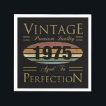 Guardanapo De Papel Vintage 1975 50th Birthday<br><div class="desc">Celebre o ano em que você estava nascer com esta ideia engraçada de presente de aniversário para qualquer um que fizesse uma etapa importante. Diz "Vintage,  qualidade premium,  envelhecida à perfeição".</div>