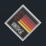 Guardanapo De Papel Vintage 1975 Retro Stripe Sun 50th Birthday<br><div class="desc">.: Diversão As cores primárias aparecem neste design de pôr do sol com faixa retrorativa e a palavra Vintage, que podem ser alteradas. Você pode personalizar o texto e a fonte! .: Os itens de coordenação estão disponíveis Comemore um marco no estilo com nossos guardanapos de papel de 50 anos...</div>