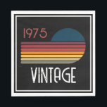 Guardanapo De Papel Vintage 1975 Retro Stripe Sun 50th Birthday<br><div class="desc">.: Diversão As cores primárias aparecem neste design de pôr do sol com faixa retrorativa e a palavra Vintage, que podem ser alteradas. Você pode personalizar o texto e a fonte! .: Os itens de coordenação estão disponíveis Comemore um marco no estilo com nossos guardanapos de papel de 50 anos...</div>