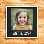 Guardanapo De Papel Vintage Milestone Aniversário Foto Keepsasak<br><div class="desc">Adicione um toque de nostalgia à sua comemoração com Vintage Milestone Foto de Aniversário, KeepsasasakNapkins. Com um encantador design, esses guardanapos podem ser personalizados com uma foto favorita e detalhes de aniversário, fazer-os de uma adição única e memorável ao seu evento. Criados com material absorvente de alta qualidade, são perfeitos...</div>