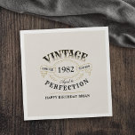 Guardanapo De Papel Vintage Personalizada Idade para Perfecção Anivers<br><div class="desc">Ouro preto e ouro divertido,  velho até à perfeição,  guardanapos de aniversário adultos para homens,  excelente para qualquer comemoração de aniversário,  ou outras ocasiões. Personalize com seu próprio texto.</div>