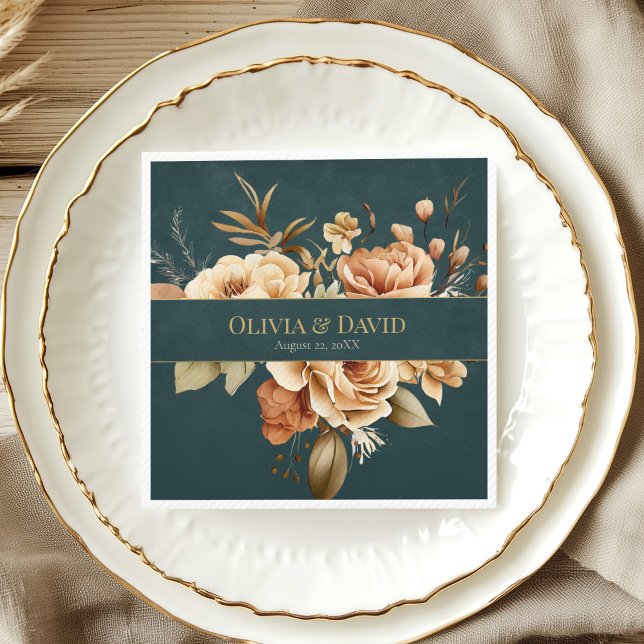 Guardanapos de casamento azul-turquesa de bruxa da (Summer Forest Witch Teal Wedding Napkins on elegant wedding table with gold and white porcelain.)