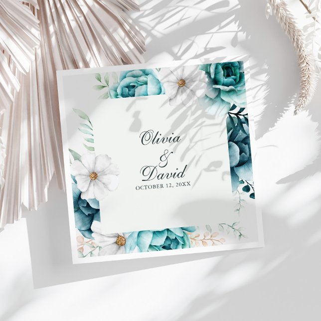 Guardanapos de casamento com flor silvestre azul-e (Teal and Off-White Wildflowers Wedding Paper Dinner Napkins on a sunny white table.)